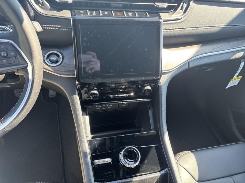 New 2025 Jeep Grand Cherokee Limited 4x4Image 35