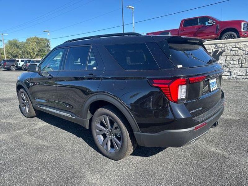 2025 Ford Explorer photo 3