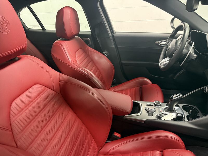 Used 2024 Alfa Romeo Giulia Veloce AWD w/Sunroof & NavImage 4