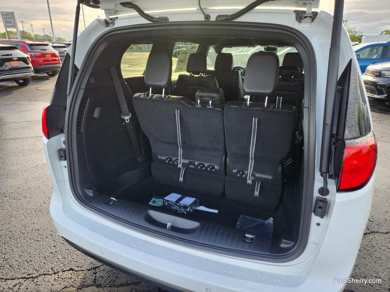 New 2026 Chrysler Voyager Lx