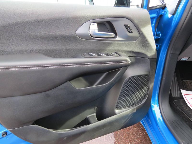 New 2026 Chrysler Pacifica SelectImage 8