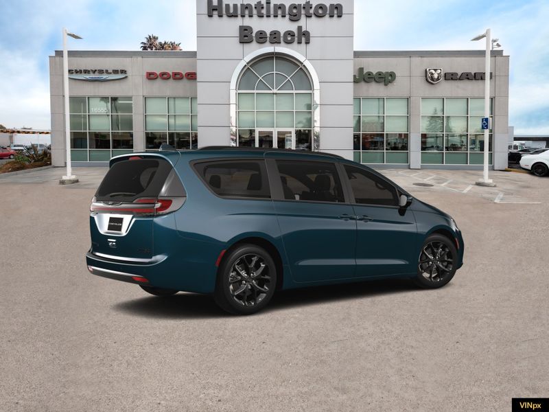 2023 Chrysler Pacifica Limited AWDImage 8