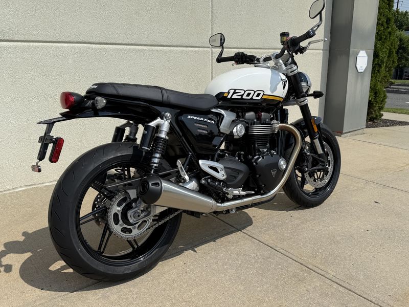 2025 Triumph SPEED TWIN 1200Image 3