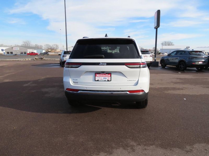 Used 2024 Jeep Grand Cherokee Laredo 4x4 4dr SUVImage 6