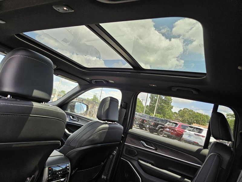 2025 Jeep Grand Cherokee L Limited 4x4Image 33