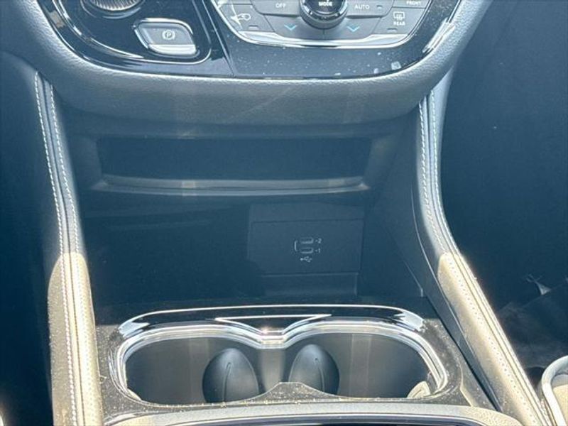 New 2027 Chrysler Pacifica Limited Awd