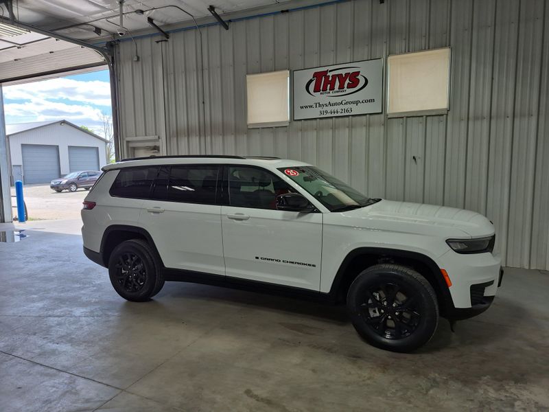 2025 Jeep Grand Cherokee L Altitude X 4x4Image 2