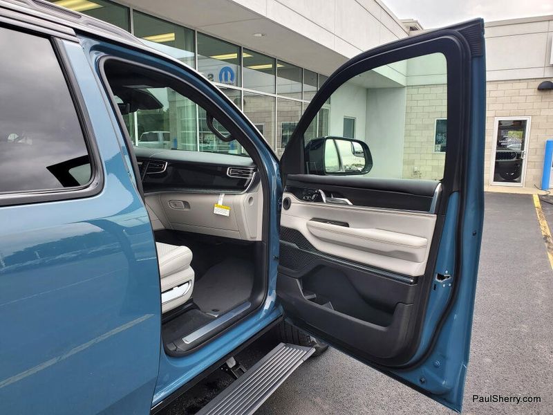 2026 Jeep Grand Wagoneer L Summit Obsidian 4x4