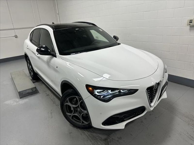 2024 Alfa Romeo Stelvio Ti AwdImage 2