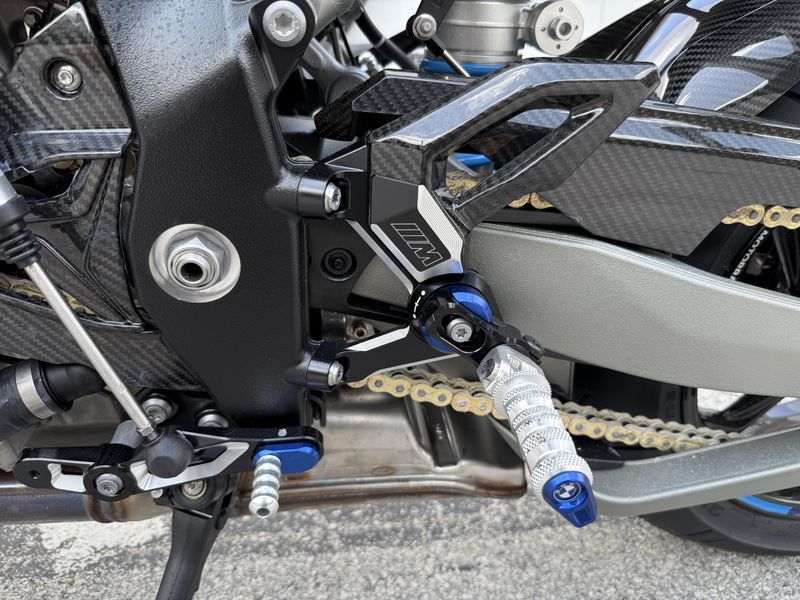 2025 BMW M 1000 R