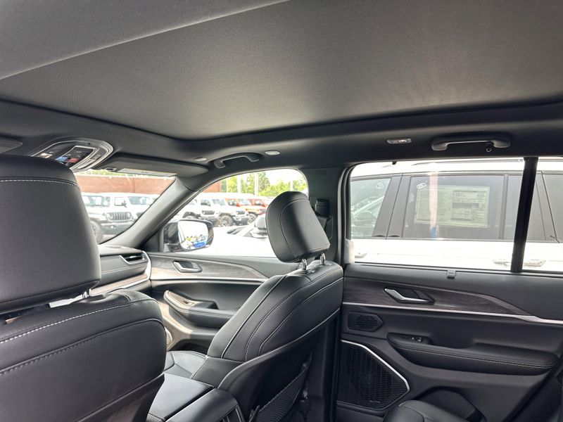 New 2025 Jeep Grand Cherokee Limited 4x4Image 17