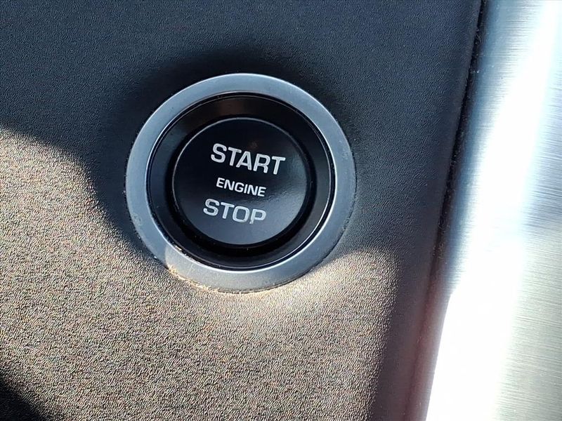 Used 2017 Land Rover Discovery HSEImage 5