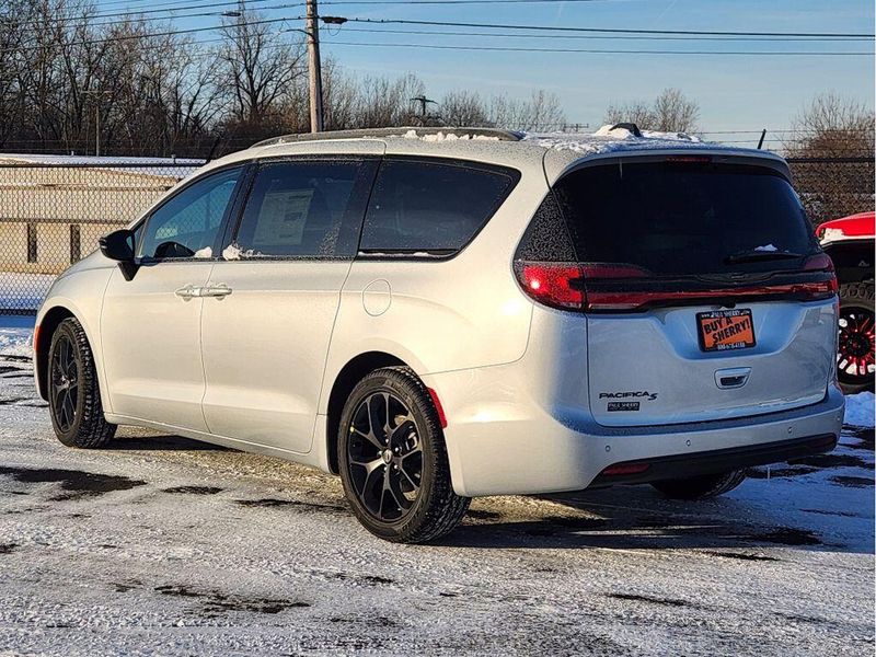 New 2026 Chrysler Pacifica Select