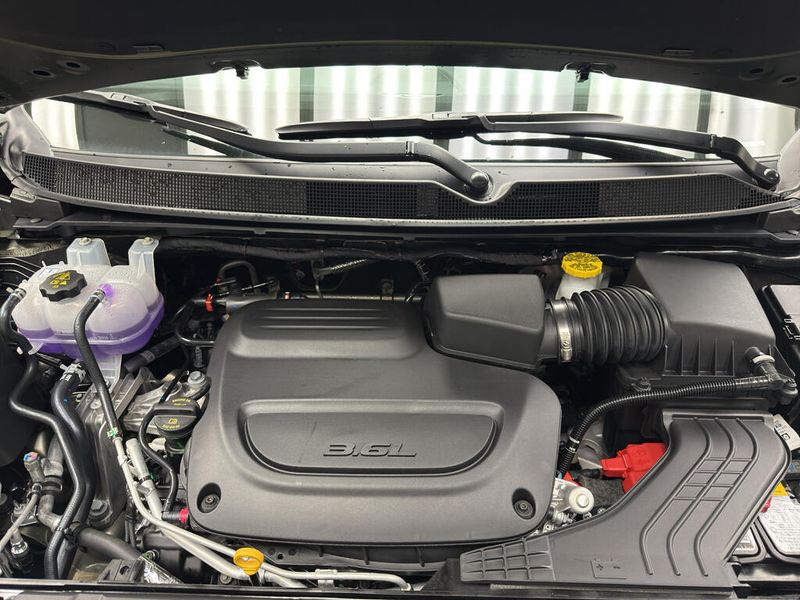 New 2027 Chrysler Pacifica Limited AwdImage 6