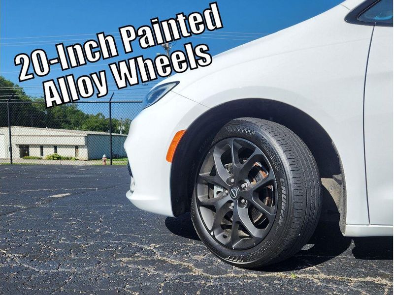 Used 2025 Chrysler Pacifica Limited S