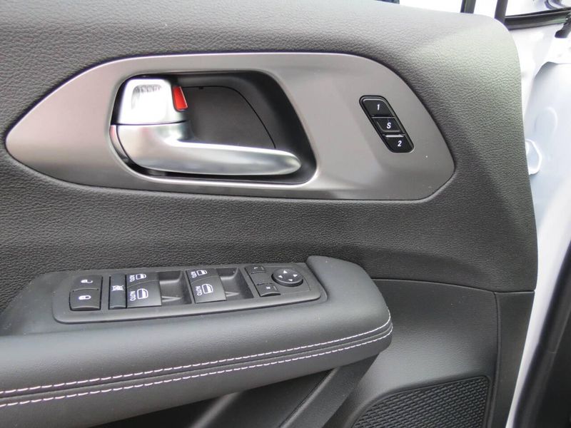 New 2026 Chrysler Pacifica SelectImage 11