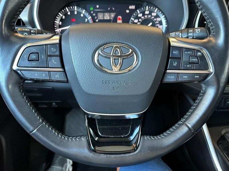 2021 Toyota Highlander XLE photo 3