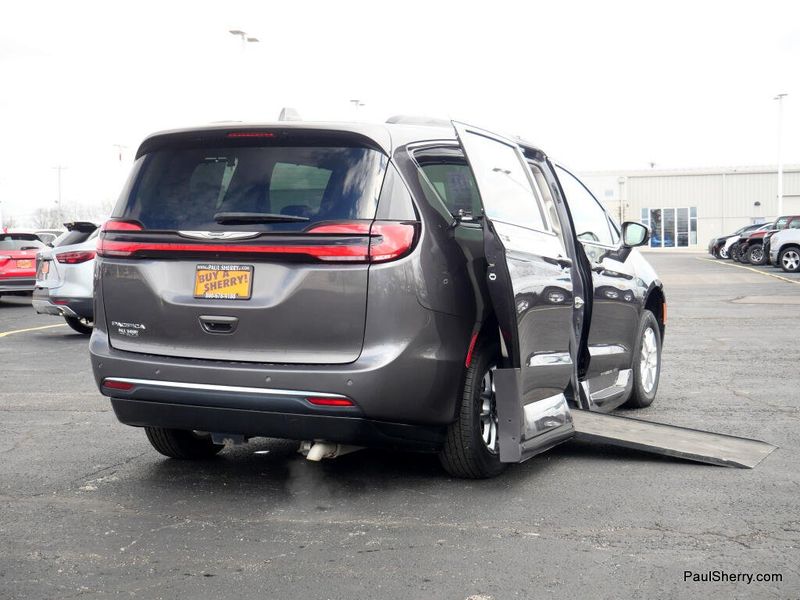 Used 2022 Chrysler Pacifica Touring L