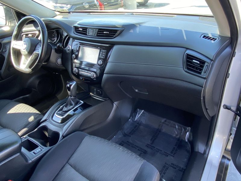 Used 2017 Nissan Rogue SVImage 9