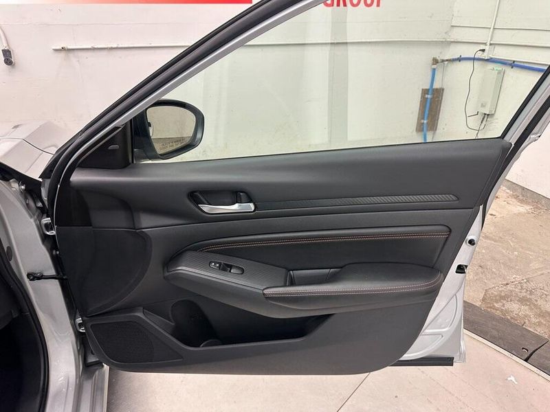 2022 Nissan Altima 2.5 SR photo 19