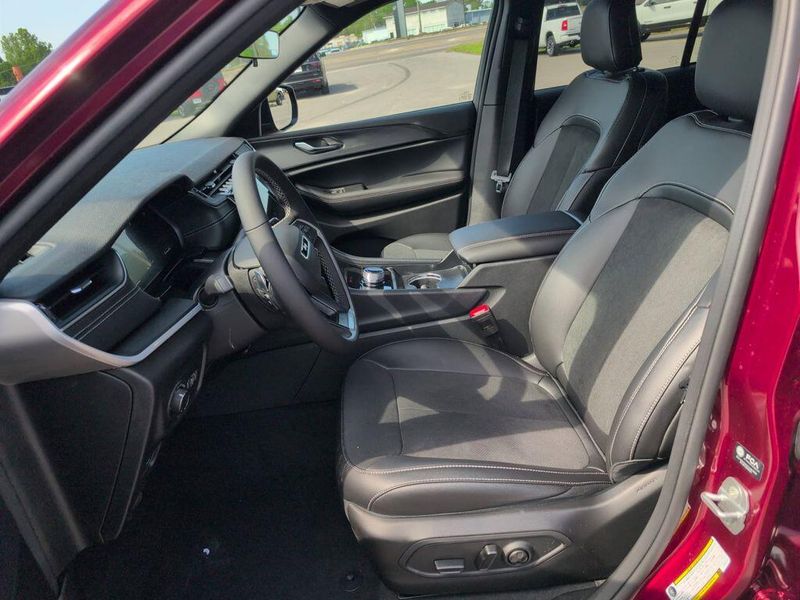 New 2025 Jeep Grand Cherokee Altitude X 4x2Image 11