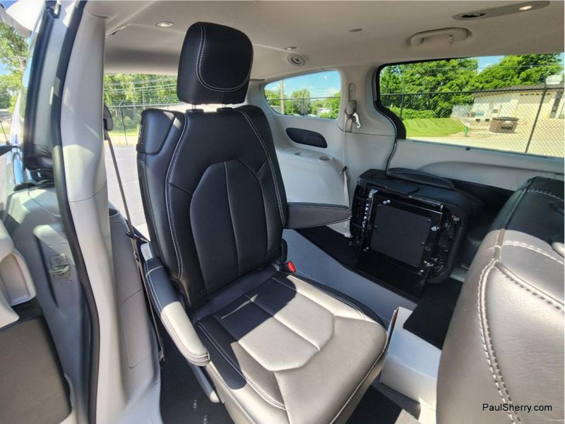 Used 2024 Chrysler Pacifica Touring L