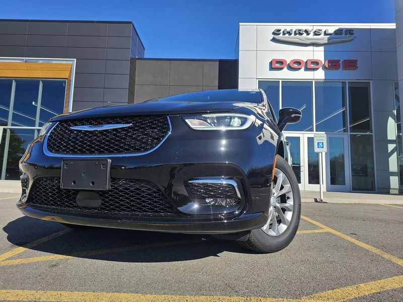 New 2026 Chrysler Pacifica Select AwdImage 1