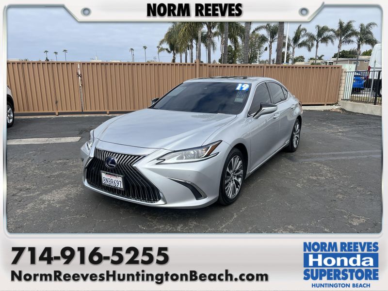 2019 Lexus ES 300hImage 1