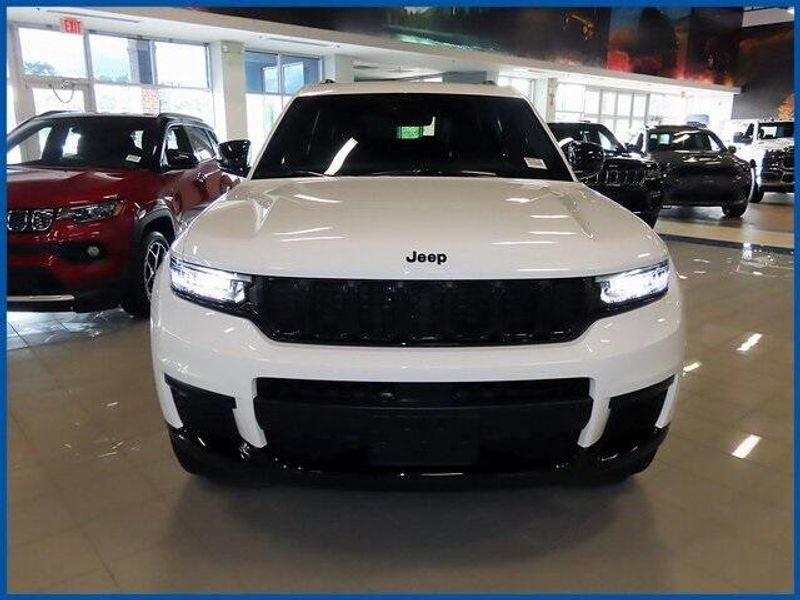 New 2025 Jeep Grand Cherokee Altitude XImage 2