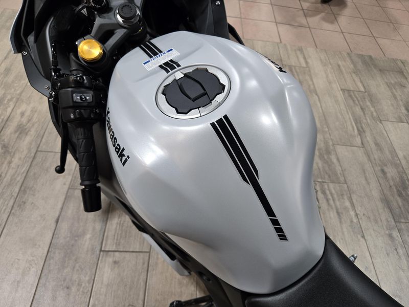 2025 Kawasaki NINJA ZX4RR ABS METALLIC MATTE WHITISH SILVER AND METALLIC FLAT SPARK BLACK Image 9