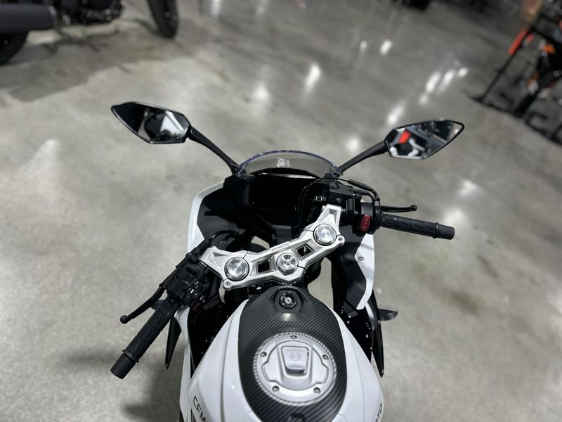 2025 CFMOTO 300SS Image 5