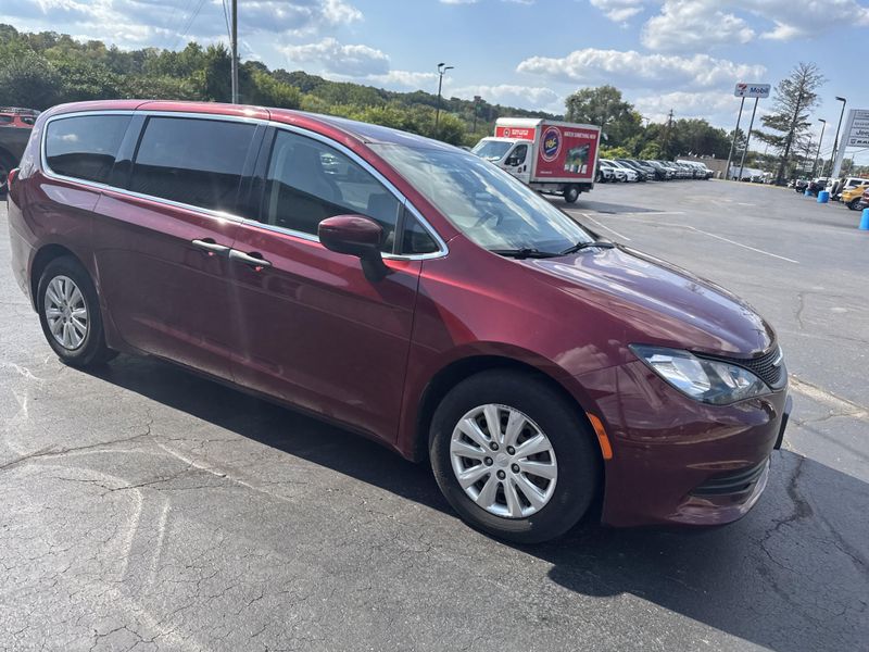 2018 Chrysler Pacifica L photo 4
