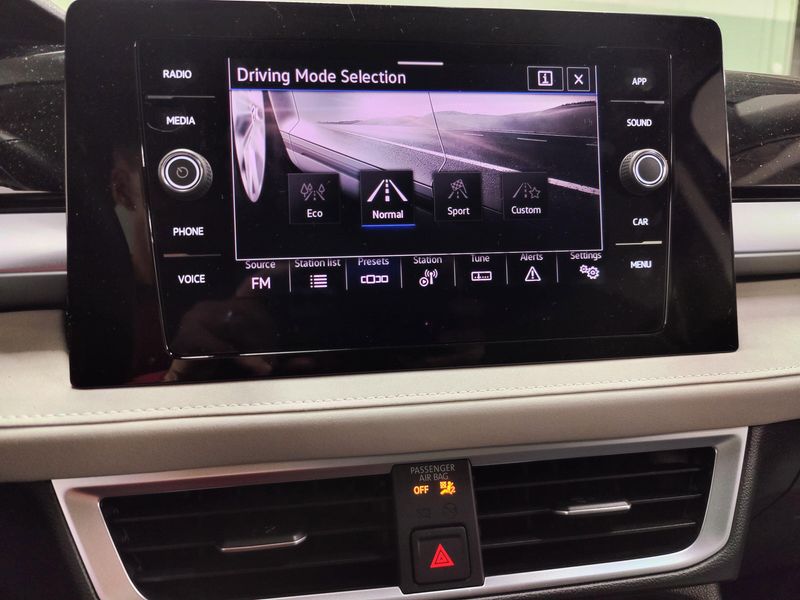 Used 2025 Volkswagen Taos SE AWD w/SunroofImage 21