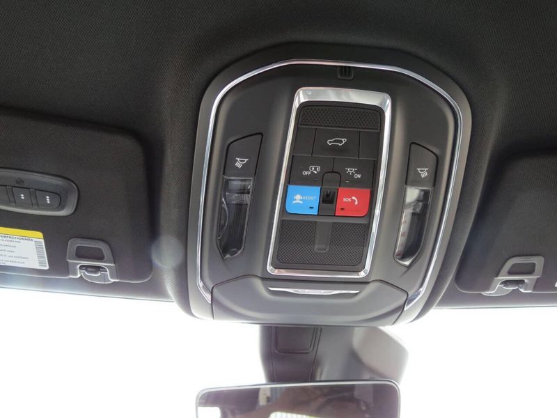 Used 2025 Jeep Grand Cherokee Limited 4x4 4dr SUVImage 18