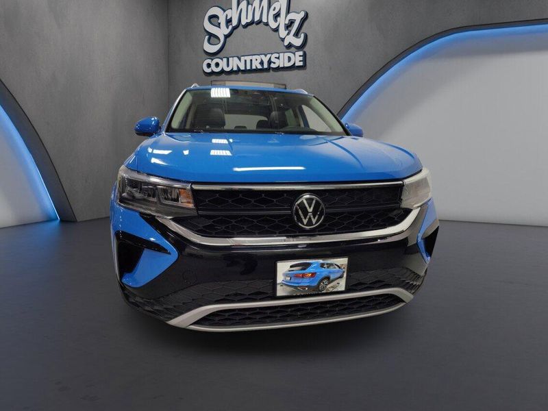 Used 2023 Volkswagen Taos SE AWD w/SunroofImage 2