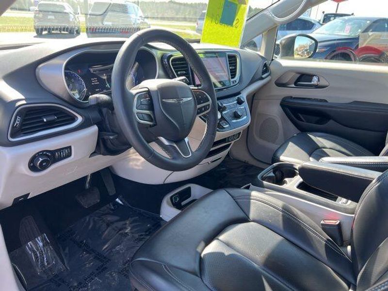2023 Chrysler Pacifica Touring LImage 9