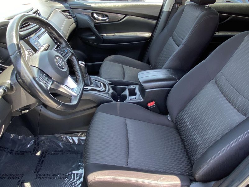 2019 Nissan Rogue SVImage 16