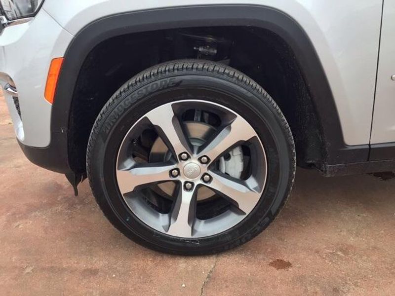 New 2025 Jeep Grand Cherokee Limited 4x2Image 19