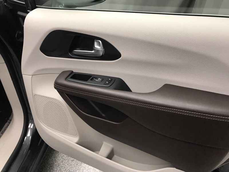 Used 2021 Chrysler Pacifica Touring LImage 24