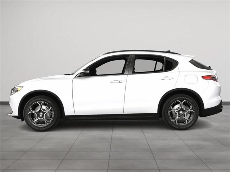 2025 Alfa Romeo Stelvio Sprint photo 3