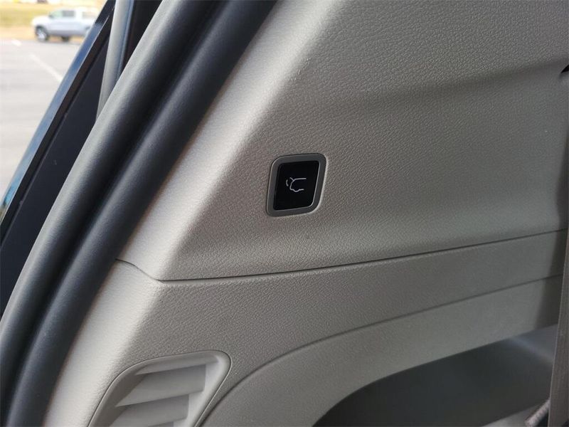 2022 Chrysler Pacifica Touring LImage 9