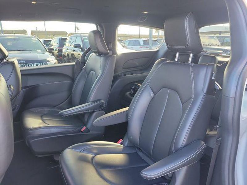 New 2023 Chrysler Pacifica Plug-in Hybrid Touring L