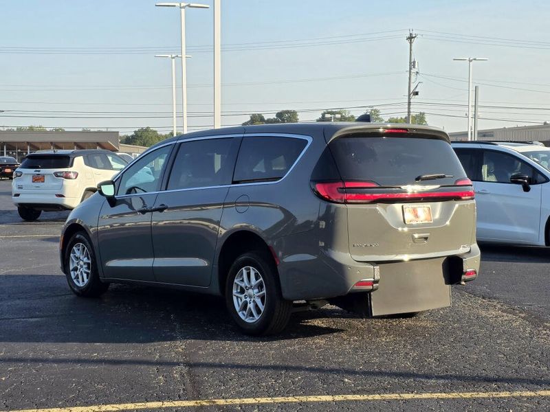 Used 2025 Chrysler Pacifica Select