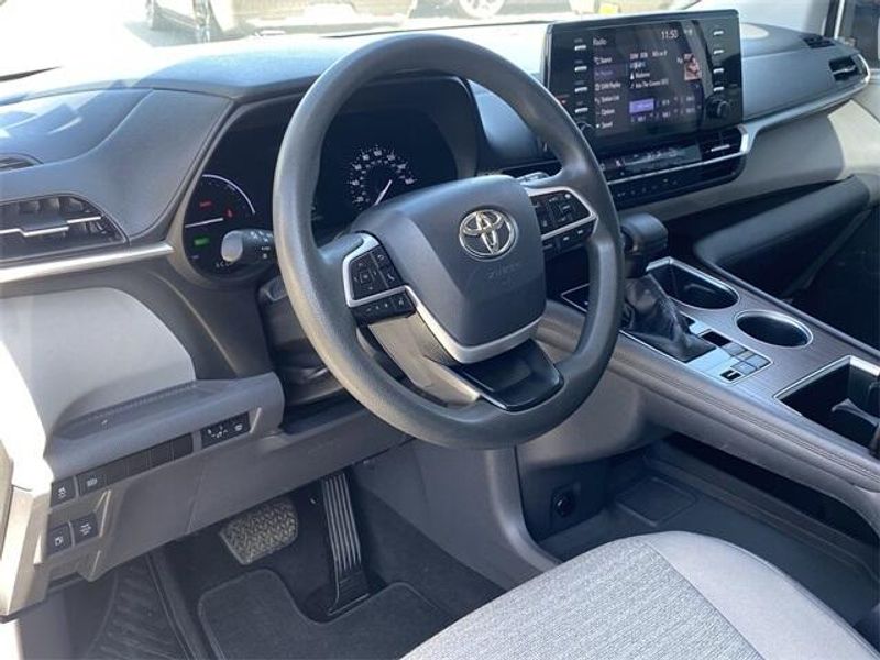 2021 Toyota Sienna LEImage 18