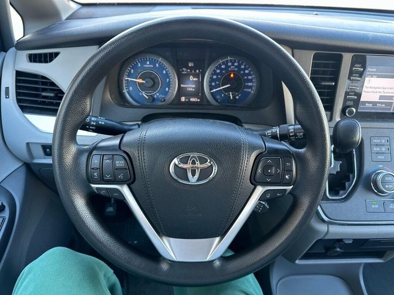 2019 Toyota Sienna LImage 2