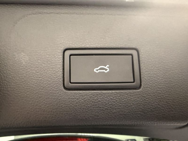 Used 2025 Volkswagen Atlas SE AWD w/Technology & SunroofImage 15