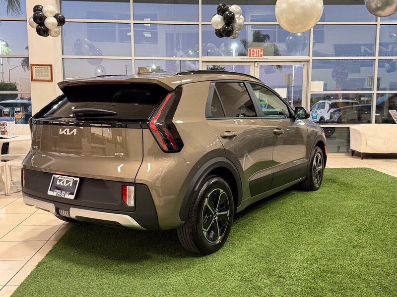 New 2027 Kia Niro LXImage 6