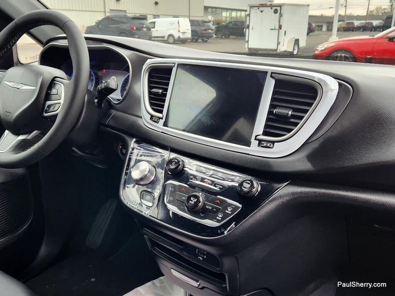 New 2026 Chrysler Voyager LX