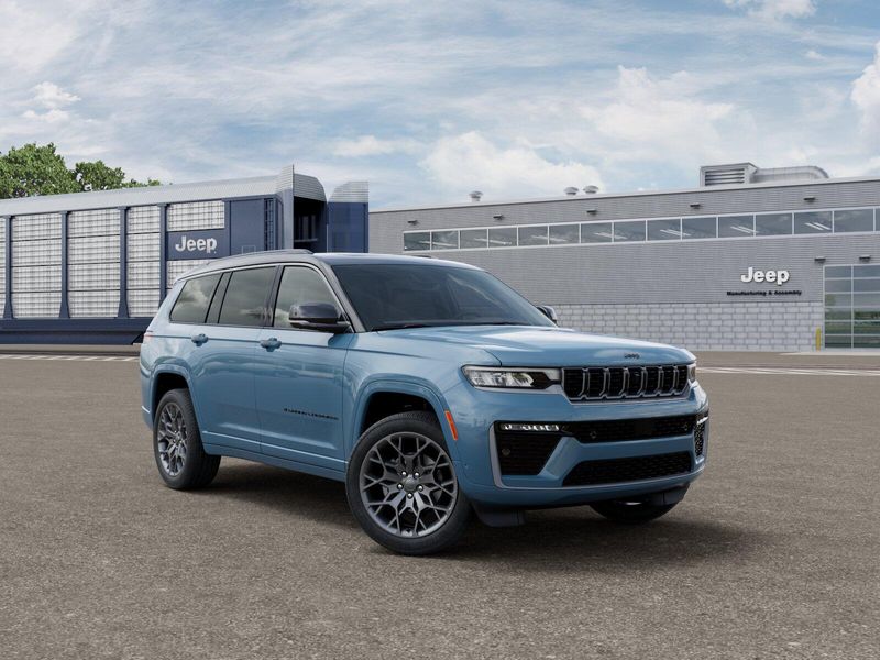 New 2026 Jeep Grand Cherokee L Summit 4x4Image 3