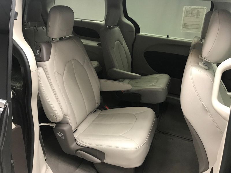Used 2021 Chrysler Pacifica Touring LImage 20